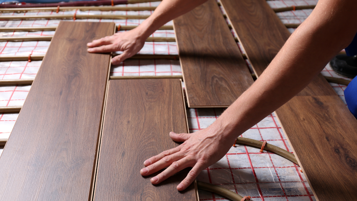 Suelo radiante en laminado vs. cerámico: Desmontando mitos.